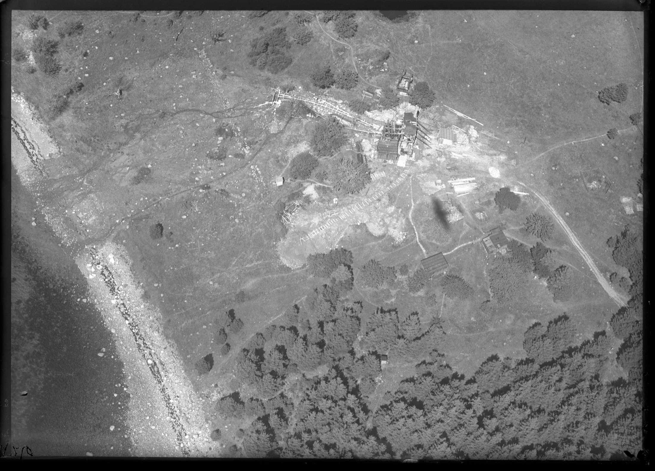 Flyfotografi av utgravinger og bygninger på Oak Island i august 1931
